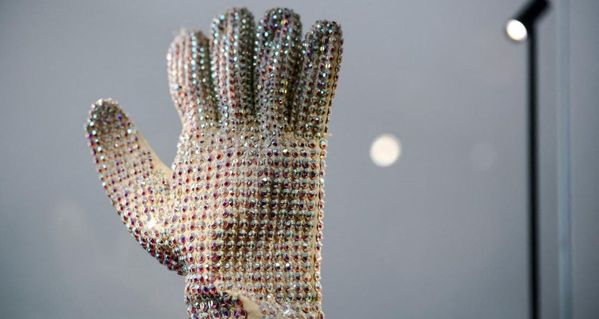 Sarung Tangan Moonwalk Michael Jackson Masuk Balai Lelang