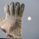 Sarung Tangan Moonwalk Michael Jackson Masuk Balai Lelang