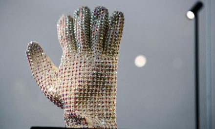 Sarung Tangan Moonwalk Michael Jackson Masuk Balai Lelang