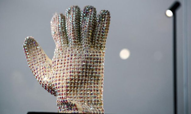 Sarung Tangan Moonwalk Michael Jackson Masuk Balai Lelang