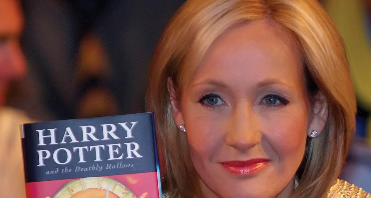 Joanne Kathleen Rowling Sang Pencipta Novel Fiksi Harry Potter!