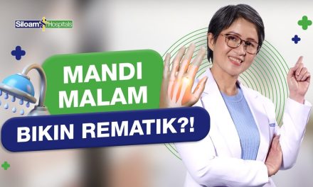 Mitos Mandi Malam Yang Katanya Bisa Memperburuk Rematik