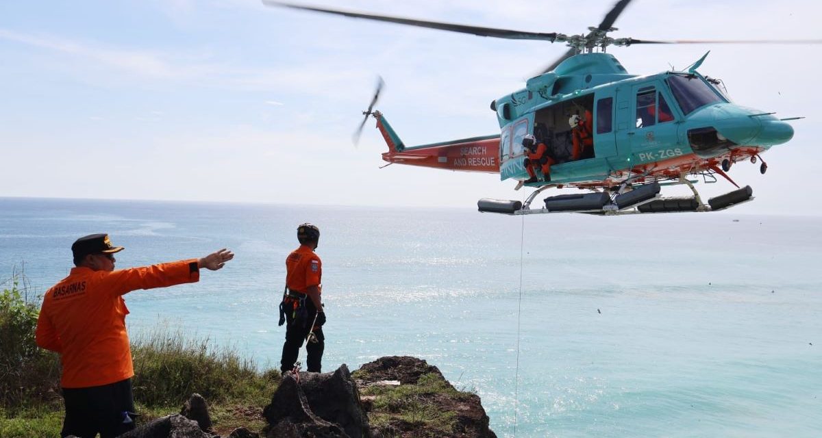 Momen Menegangkan Evakuasi WN Rusia Terjebak Tebing Di Bali