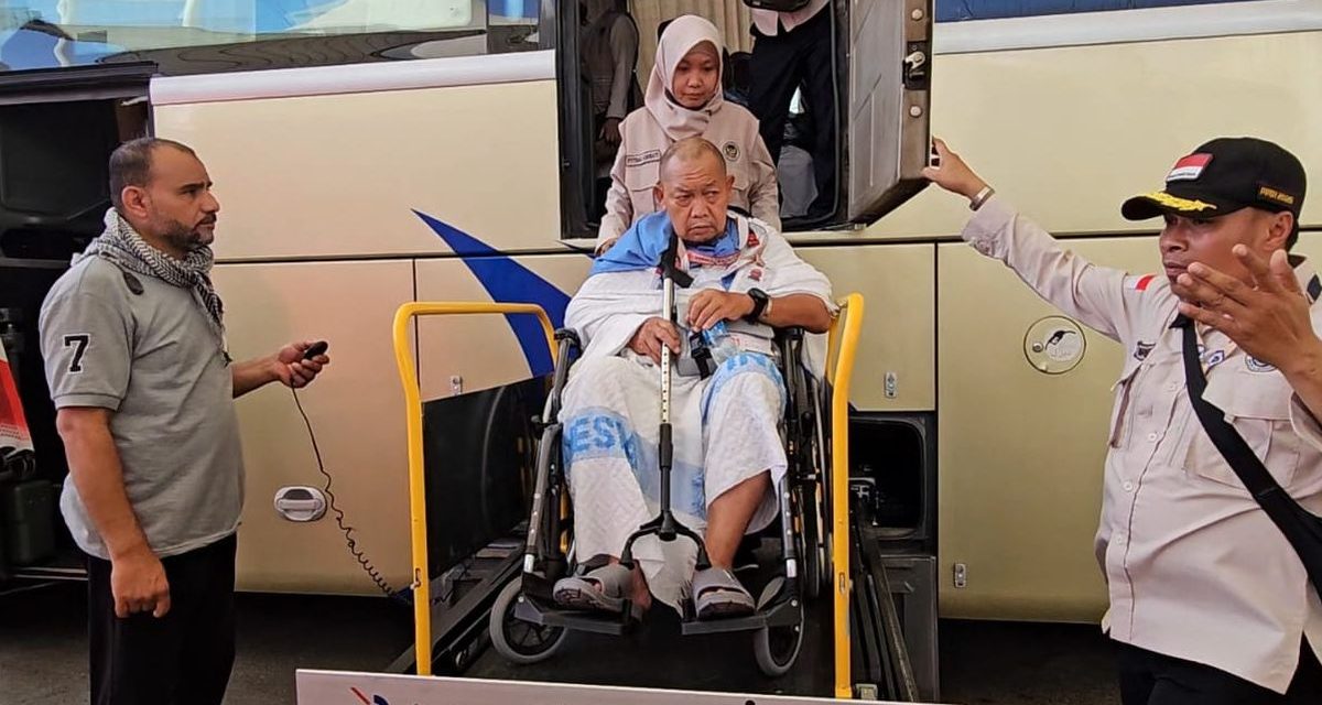 Jemaah Lansia Jalani Umrah Wajib Dengan Bantuan Bus Hidrolik
