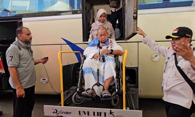 Jemaah Lansia Jalani Umrah Wajib Dengan Bantuan Bus Hidrolik